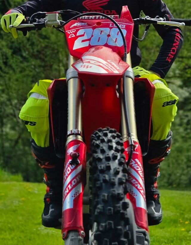 Roue avant et plaque 288 de la Honda CRF, Luks au guidon.